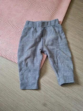 Pantalon jogging 9/12 mois très bon etat
