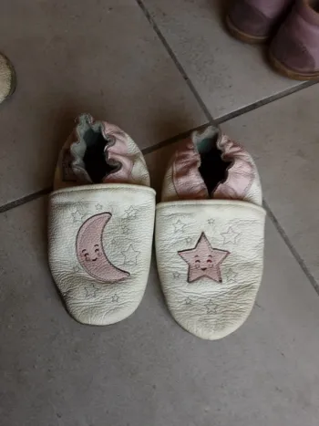 Chaussons etoile et lune cuir T. 18-24 mois (~ P. 22-24)