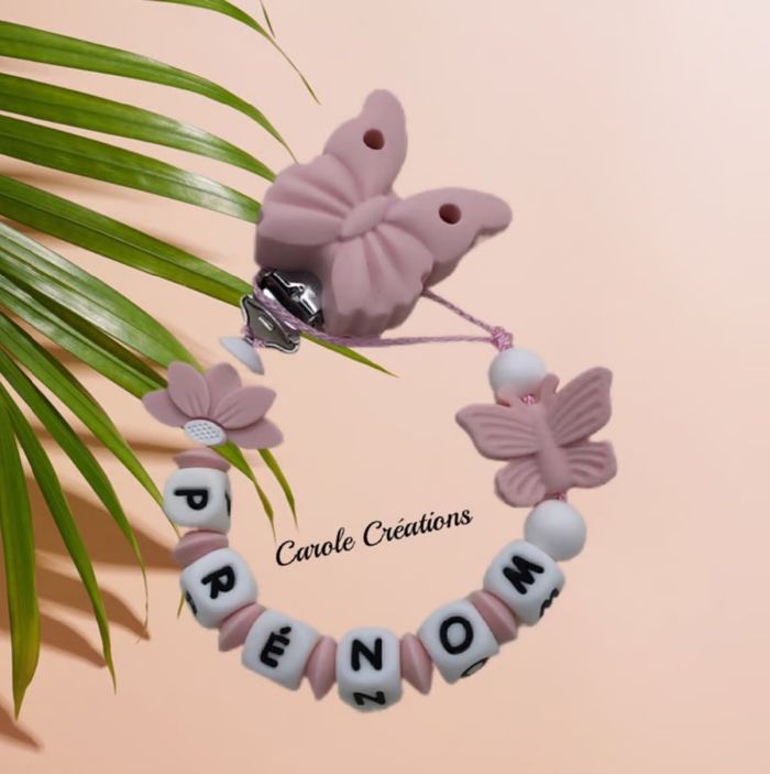 Attache tétine fille personnalisée en silicone papillon nénuphar