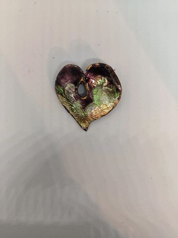Broche coeur en émail