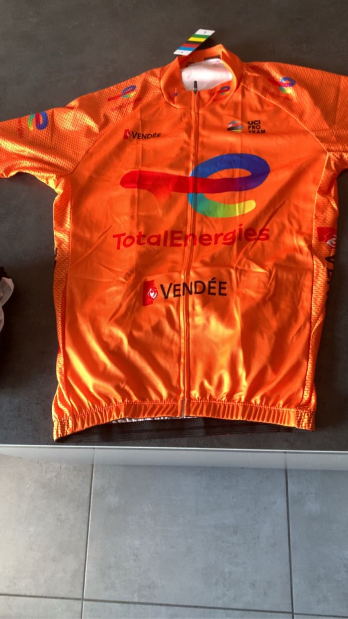 Tenue cyclisme TotalEnergies – Maillot + Cuissard – Neuf – Taille L –