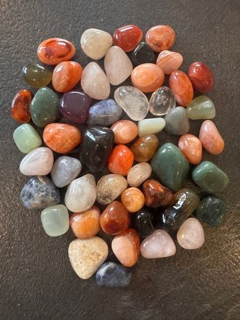 Lot de 350 g de pierres polies naturelles – quartz, agate, jaspe, aventurine, sodalite – (Total 386 g avec cadeaux)