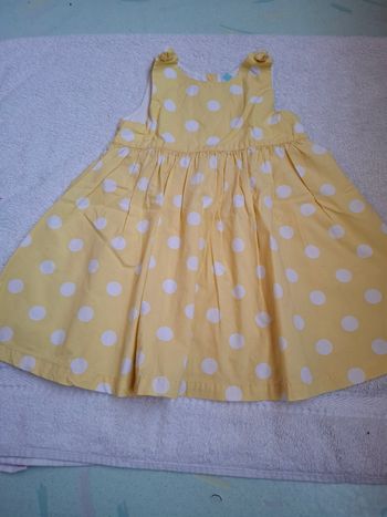 Robe jaune a gros pois blanc 