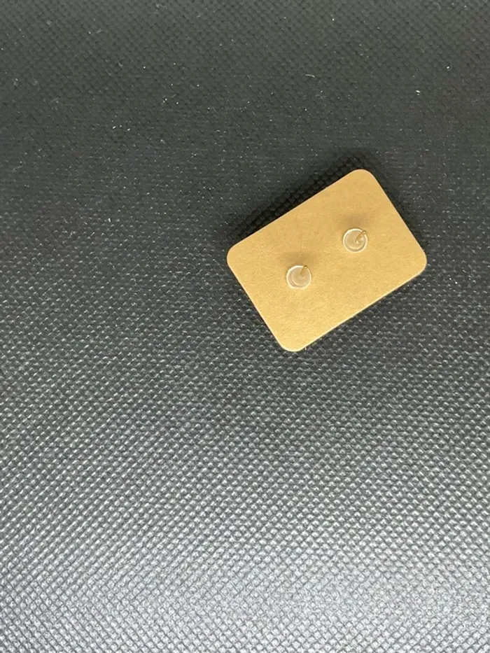Boucle d’oreille clou neuve - photo numéro 2