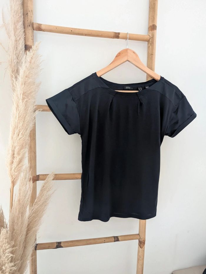 Haut esprit avec détails type soie