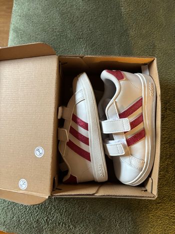 Basket Adidas taille 27 neuf