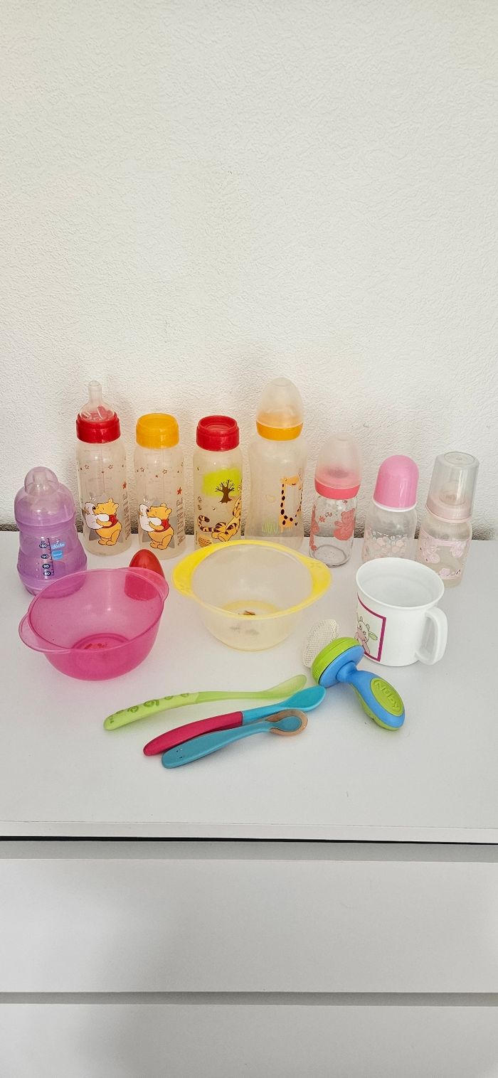 Lot bébé, vaisselle, bavoirs, cache prises - photo numéro 2