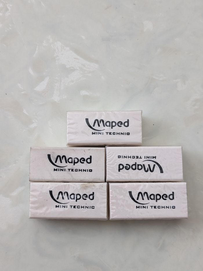 Lot de 5 gommes Maped blanches.