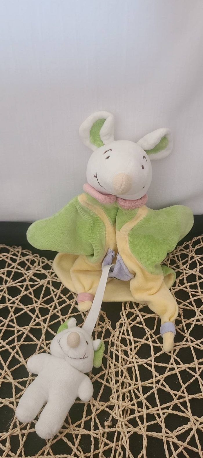 Doudou et Compagnie - Marionnette Souris jaune vert et son bebe poche devant - photo numéro 3