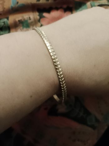 bracelet en métal argenté neuf.