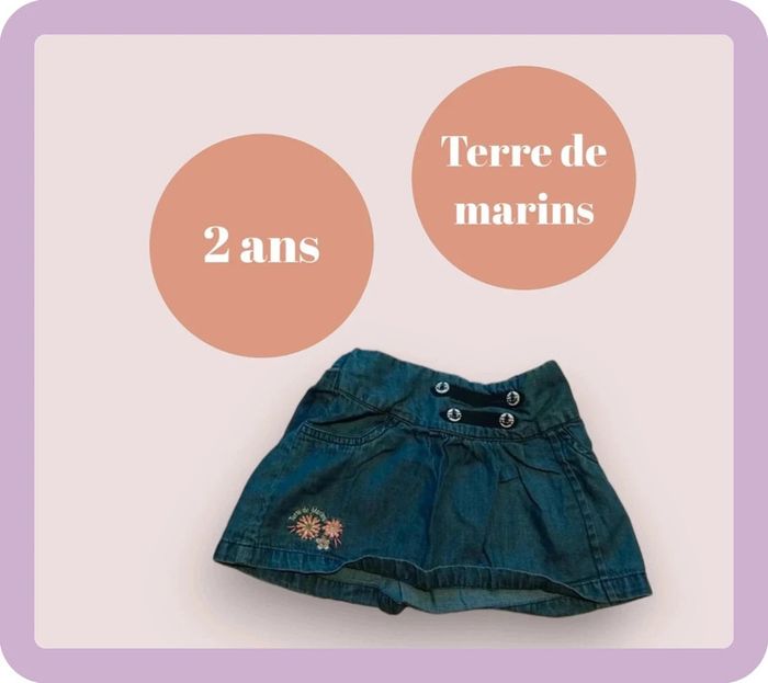 Jupe courte tissu peu épais marque terre de marins taille 2 ans en très bon état.