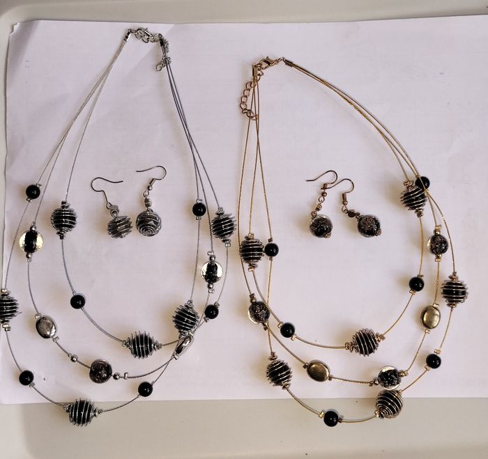 Ensemble colliers et boucles d'oreilles