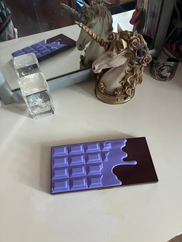 Palette chocolate Violet, 18 fards, Makeup Revolution.