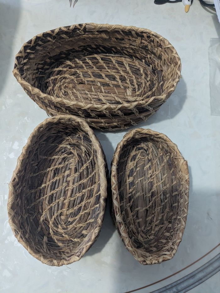 Magnifique ensemble de corbeilles tressées gigognes vintage. De