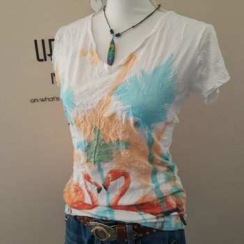 Blouse col V blanche imprimée motif flamands rose