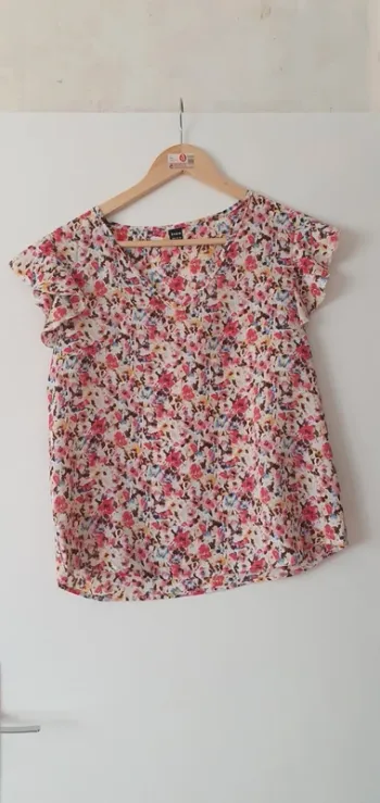 Blouse fleuri à volant