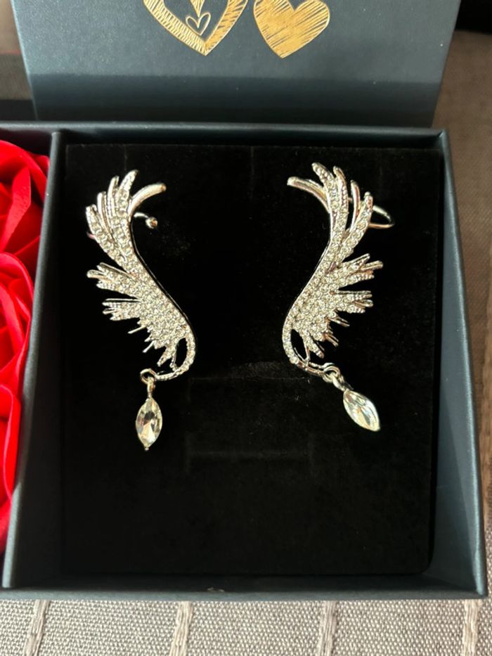 Magnifique boucles d’oreilles manchettes en forme d’ailes d’ange avec strass neuves - photo numéro 2