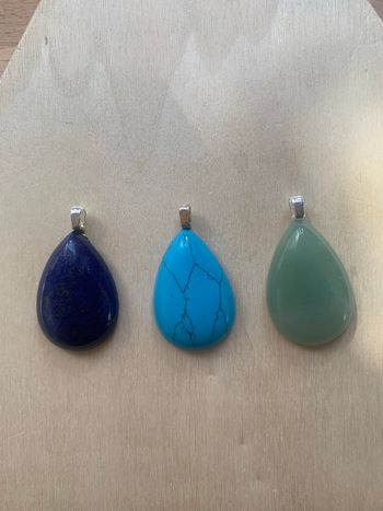 Lot de 3 pendentifs en pierre 