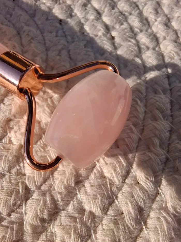 Roller de Massage en Quartz Rose – Neuf & Élégant - photo numéro 4