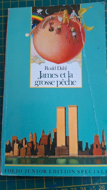 Livre "james et la grosse pêche" en bon état car la couverture est pliée
