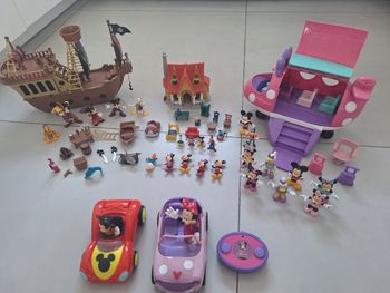 Lot Mickey et Minie, bateau, avion, maison, voitures, personnages