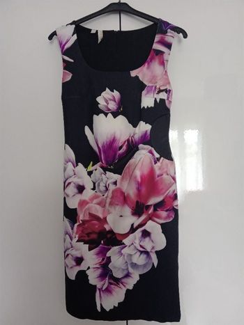 Robe noire imprimée tons fleuris roses