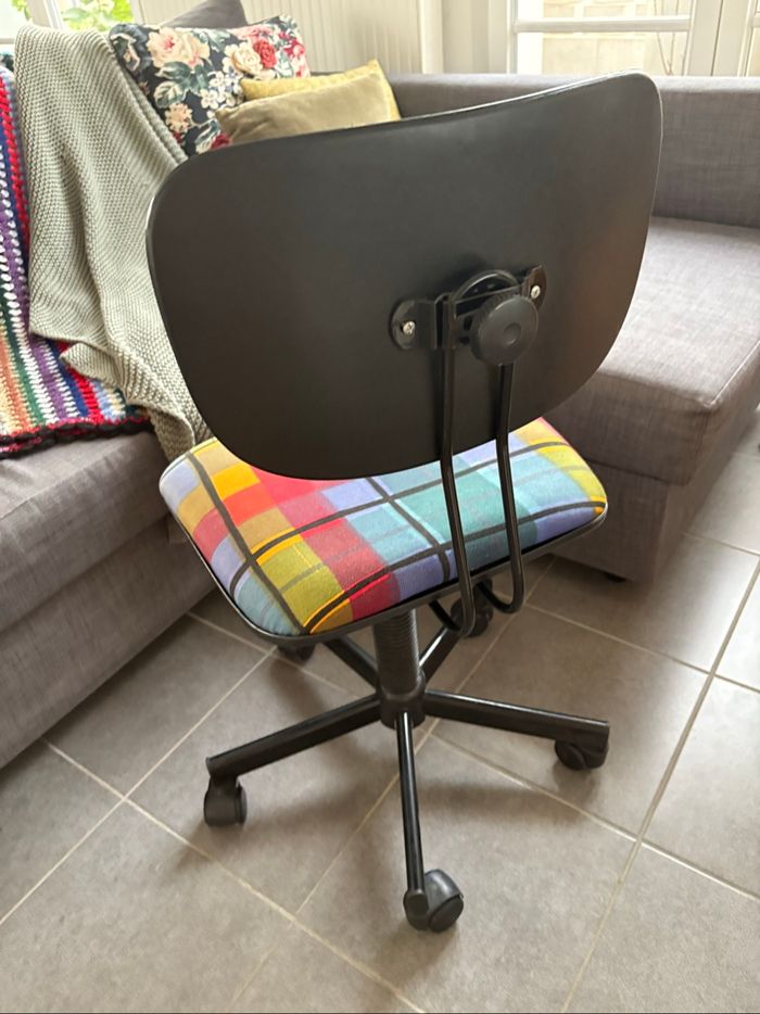 Chaise de bureau à roulettes année 90 multicolore - très bon état - photo numéro 4