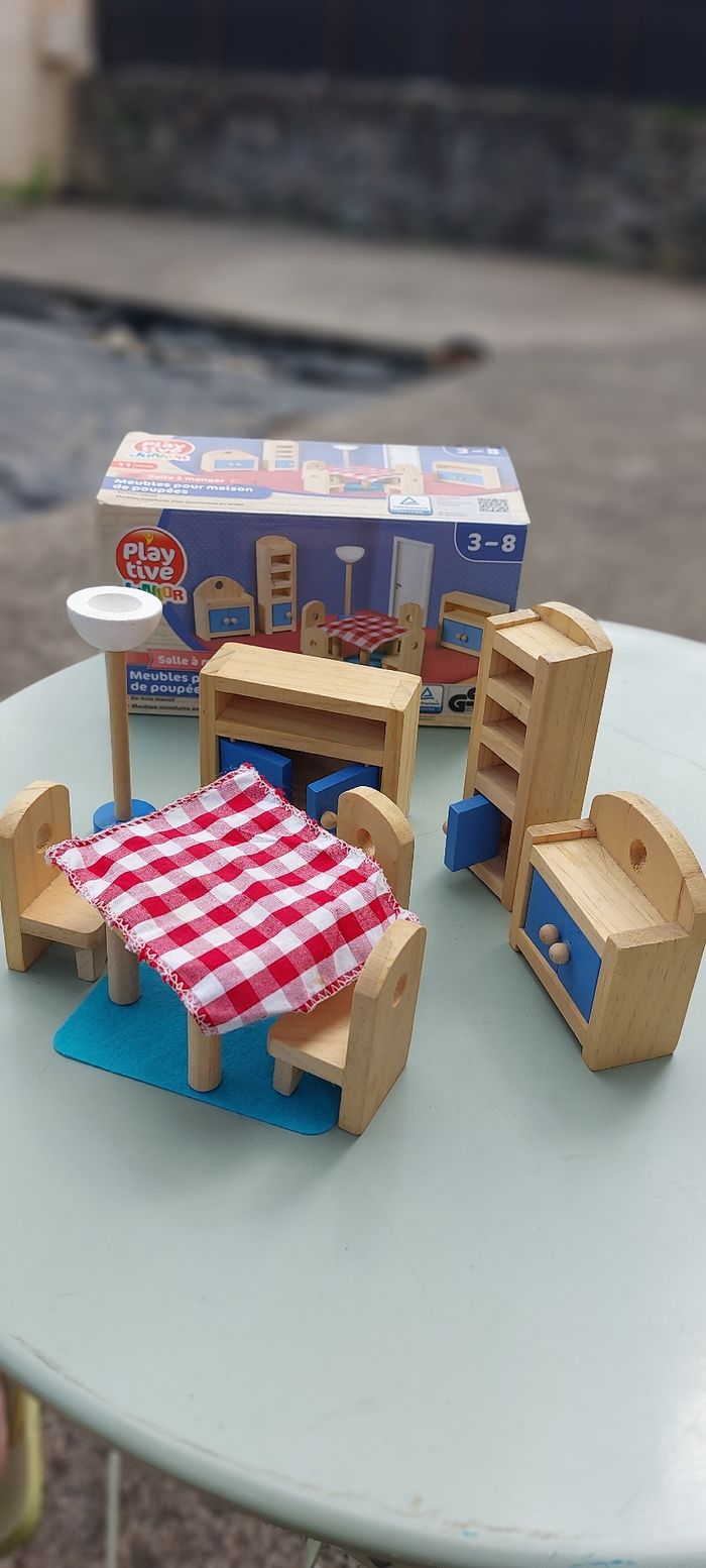 Petits meubles en bois pour maison de poupée
