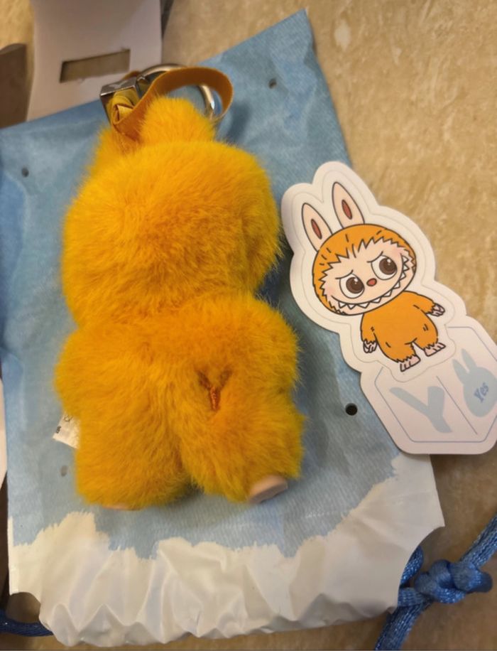 Labubu pin for love lettre Y - photo numéro 4