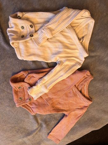 Lot bodies préma à 1 mois