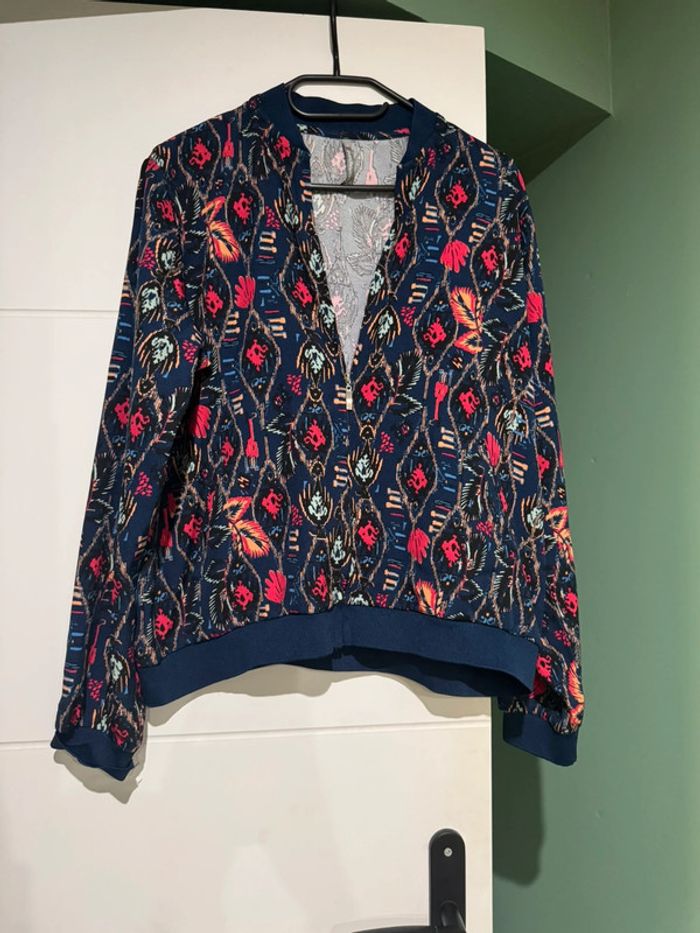 Veste légère bleu marine et colores fleuris