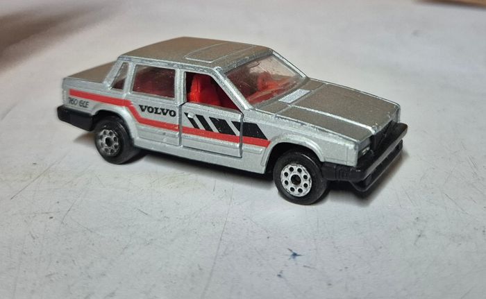 Voiture miniature majorette volvo 760 GLE grise 1/61 - photo numéro 3