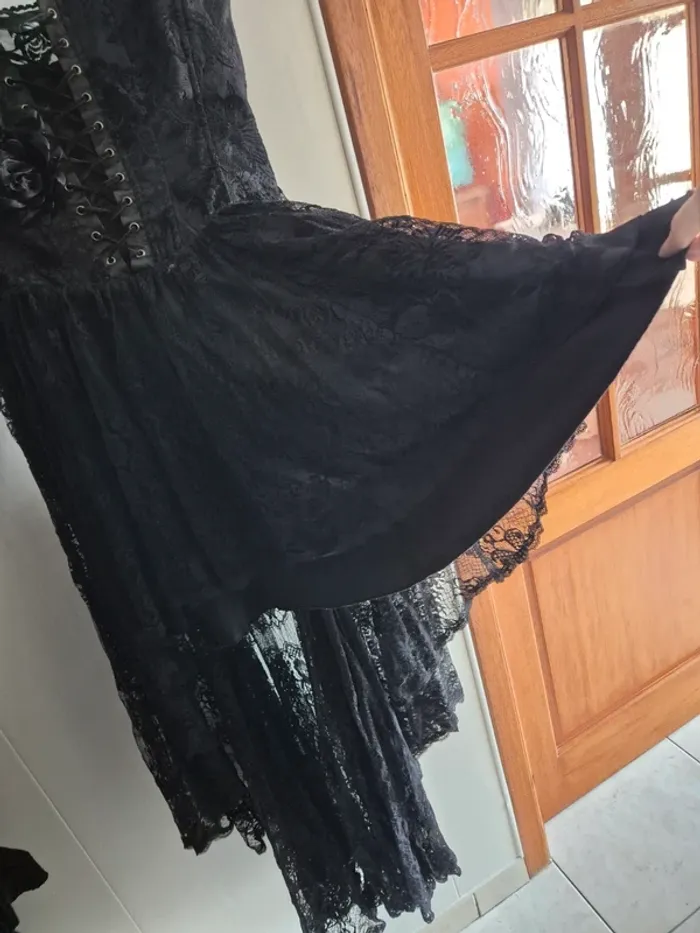 Robe noire à dentelle gothique - photo numéro 4