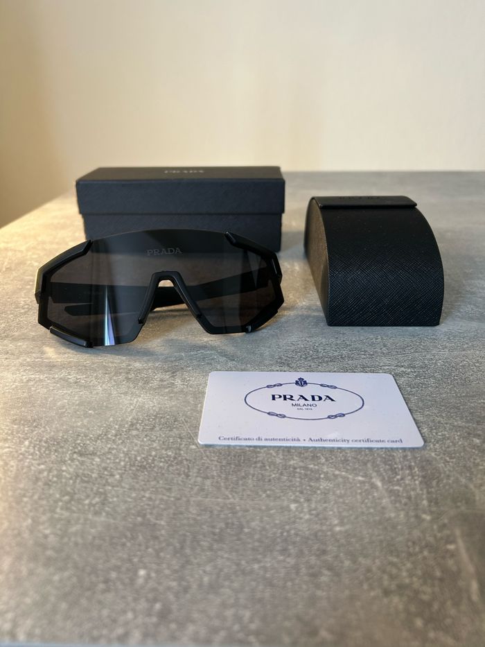 Prada Linea Rossa PS 04WS Noir/Rouge - photo numéro 2