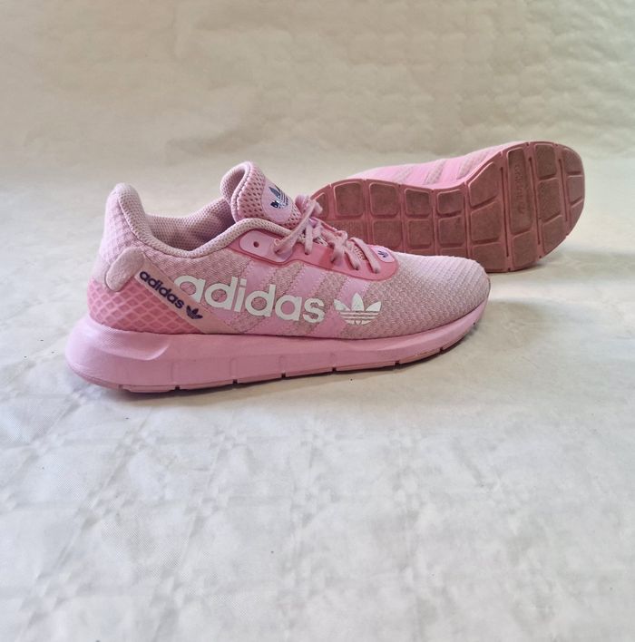 Basket  , sneakers  , femme  , Adidas ,  modèle Swift Run  Pink / Rose , taille  41
