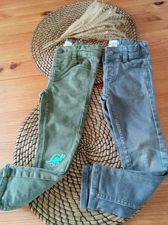 Lot 2 pantalons skinny 1 kaki 1 gris Kiabi taille 3 ans