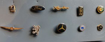 Lot de 10 pin's constructeurs automobiles