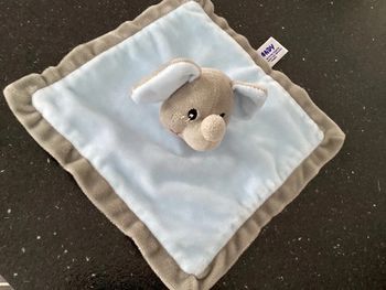 doudou velours, bleu ciel, tour gris, tête peluche, les yeux brodés noir,  bouche rouge Sandy