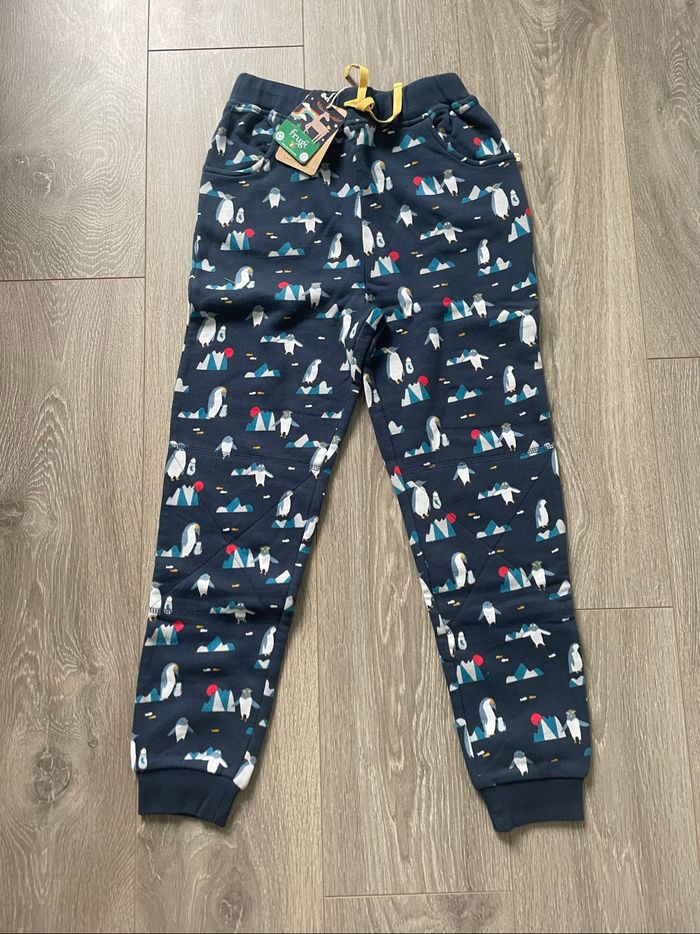 Pantalon Printed Snug Joggers modèle Penguin Walks de la marque Frugi taille 9/10 ans Neuf Neuf étiqueté