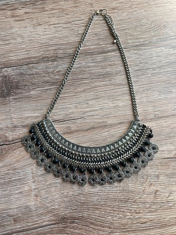 Collier argenté et noir