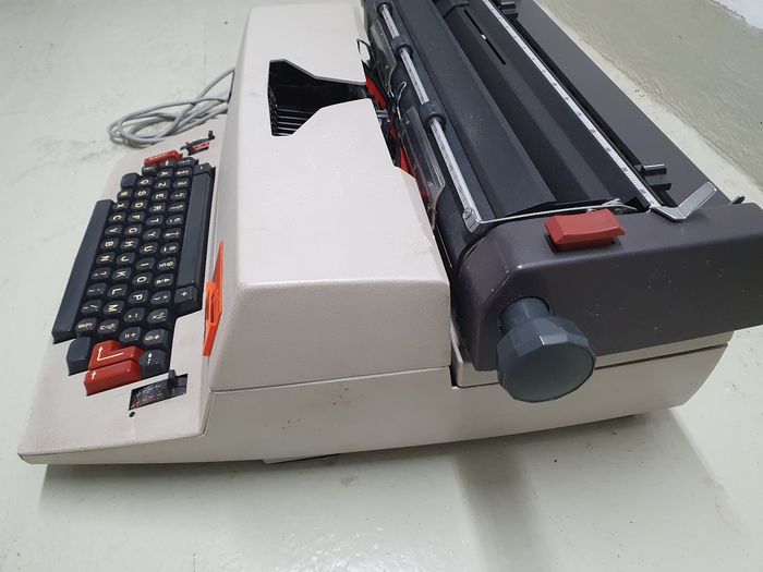 Machine à écrire électrique FACIT - photo numéro 3