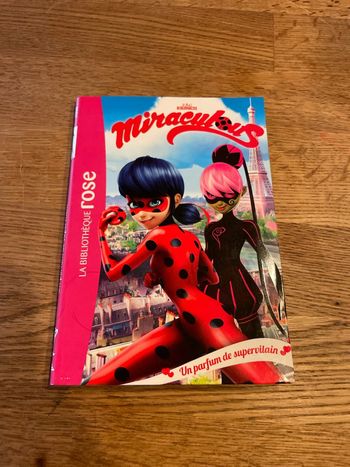 Livre La bibliothèque Rose Miraculous Un parfum de supervilain Numéro 4