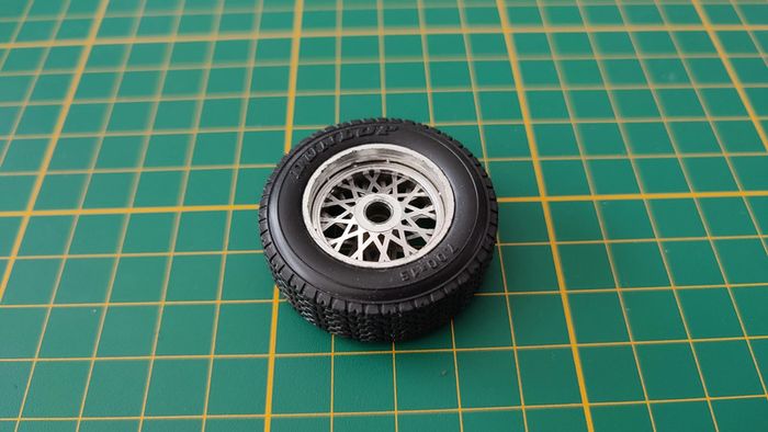 Roue seule pièce détachée miniature jaguar type E 1961 1/18 burago #B38 - photo numéro 2