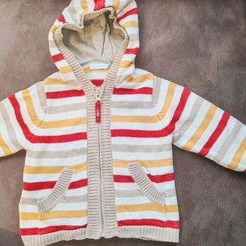 Gilet à capuche Obaïbi 12 mois rayé beige jaune rouge – très bon état