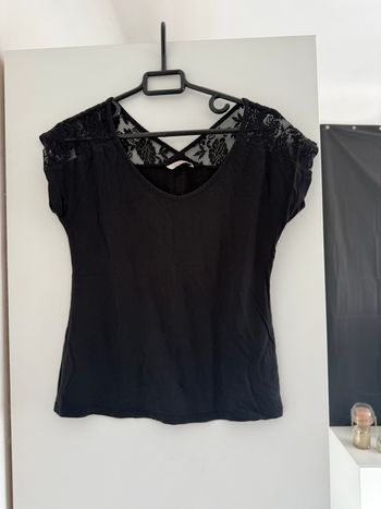 T-shirt noir dentelle