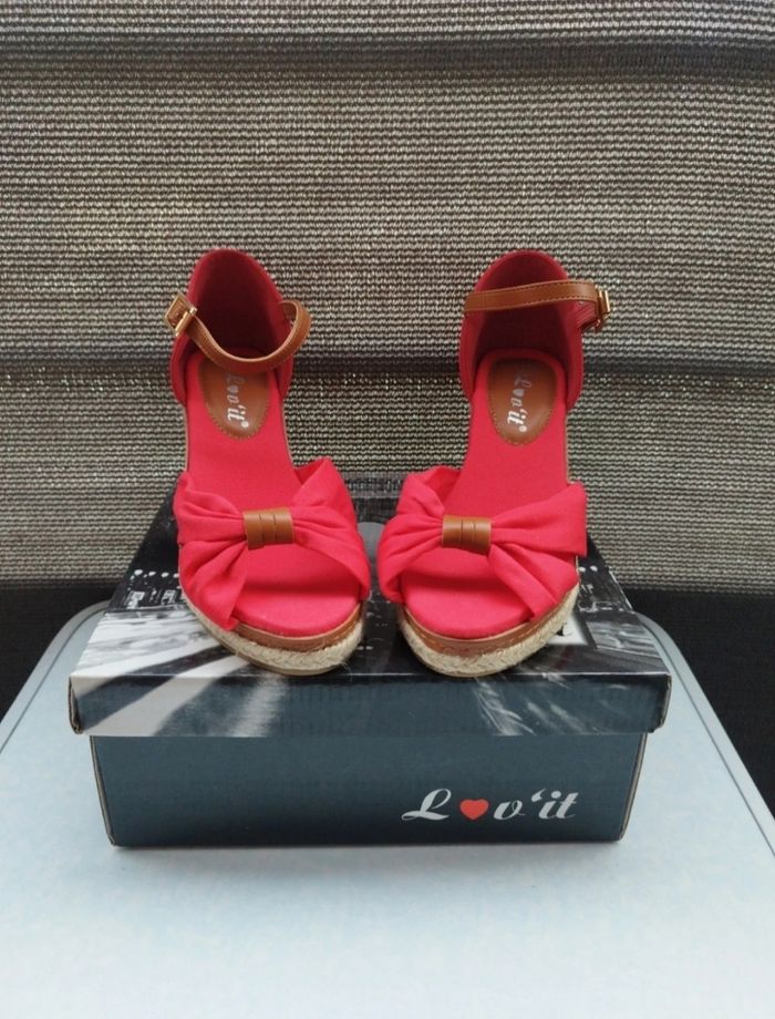 Sandale talon compensé rouge