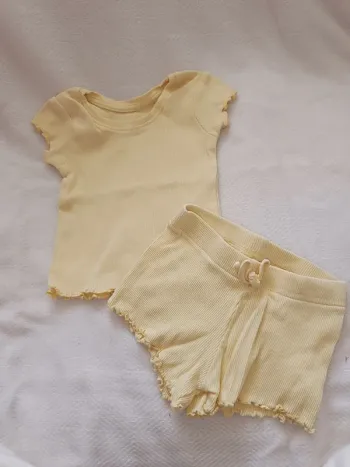 🎀 jolie ensemble short et t-shirt jaune taille 0.3 mois 🎀