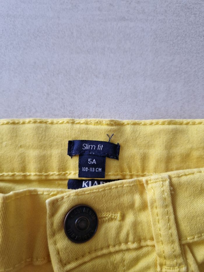 Short jaune - photo numéro 3