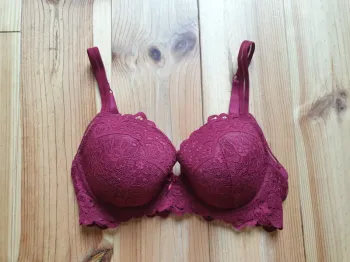 Soutien-gorge en dentelle bordeaux Etam 95D