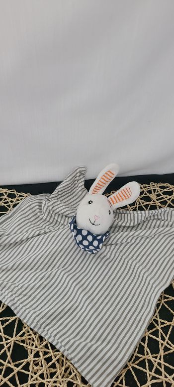 lapin Ikea plat rayé gris et blanc